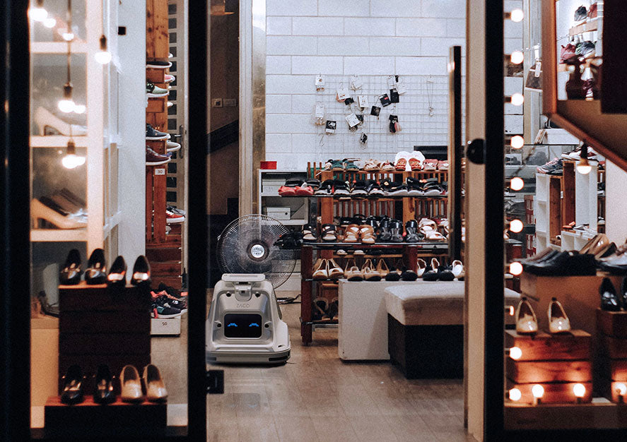 X1000 robot cleaning shoe store