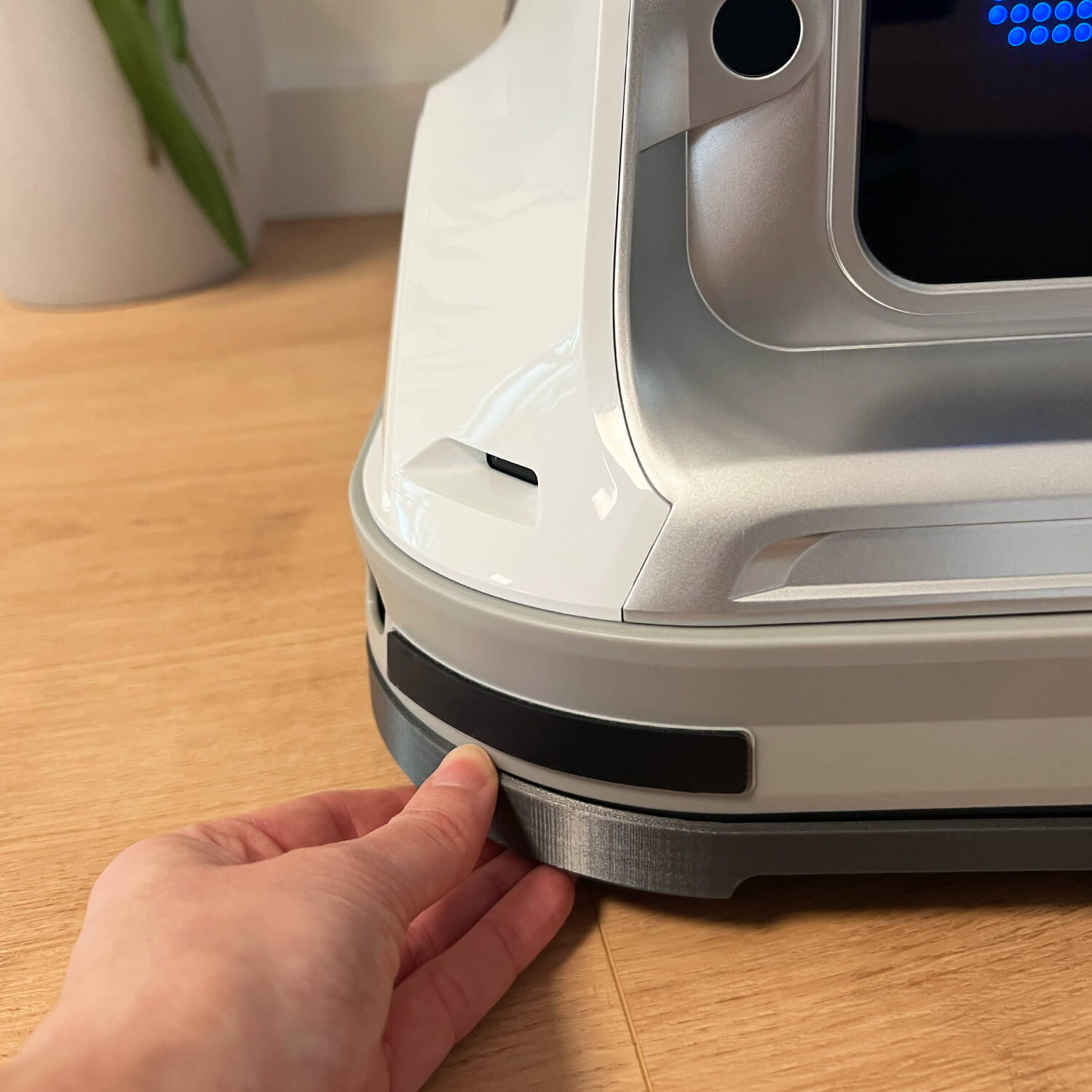hand holding bumper of robot